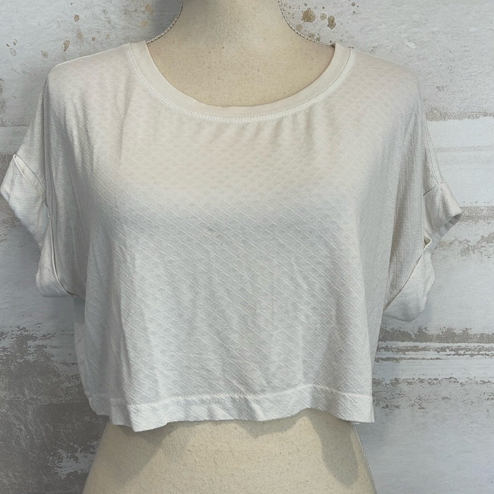 Mono B. Cropped white tee with detailed cuffed sleeve